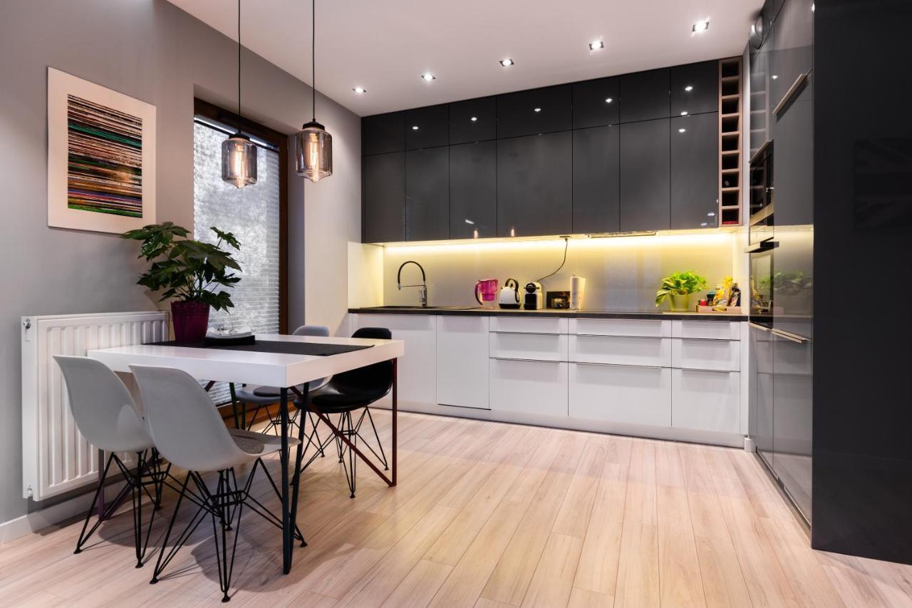 Elegant Business Accommodation With Parking - By Upstairs Cracóvia Exterior foto
