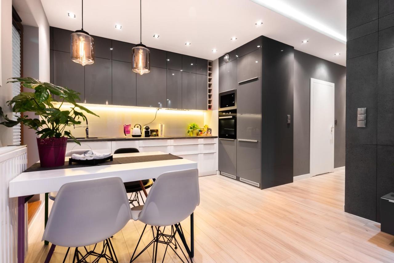 Elegant Business Accommodation With Parking - By Upstairs Cracóvia Exterior foto