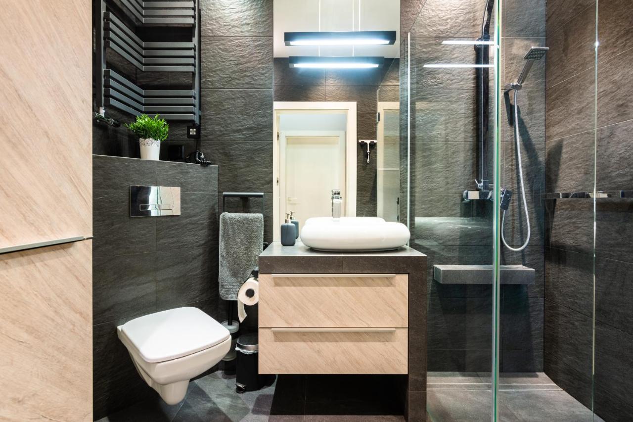 Elegant Business Accommodation With Parking - By Upstairs Cracóvia Exterior foto