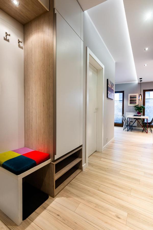 Elegant Business Accommodation With Parking - By Upstairs Cracóvia Exterior foto